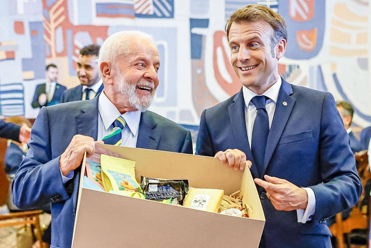 O presidente Luiz Inácio Lula da Silva (PT) presenteou, nesta quinta-feira (28), o presidente da França, Emmanuel Macron, com uma cesta recheada de queijos brasileiros.