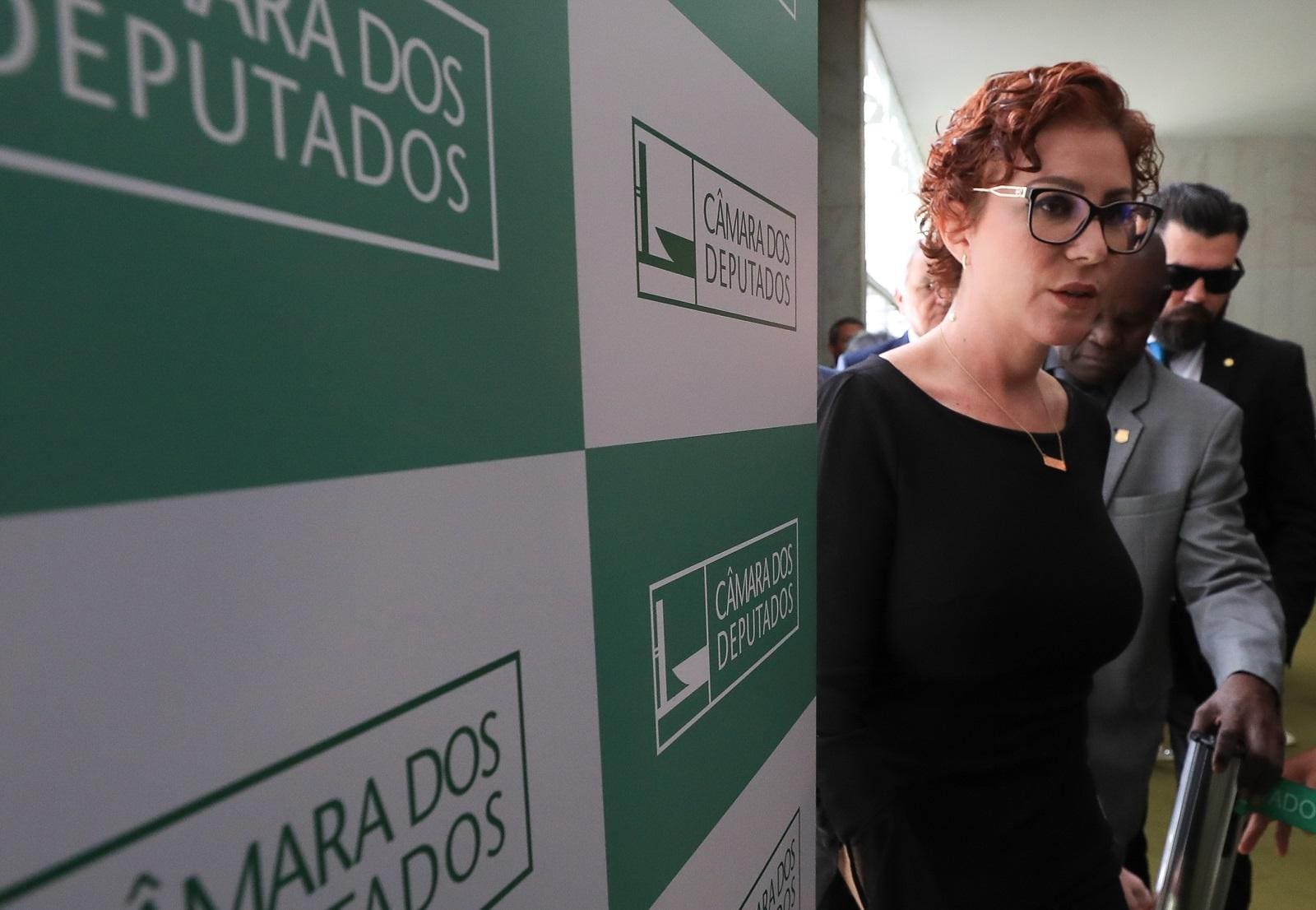 Carla Zambelli anunciou nesta terça-feira (3) que deixou o Brasil, dias após ser condenada a 10 anos de prisão por invasão ao sistema do CNJ