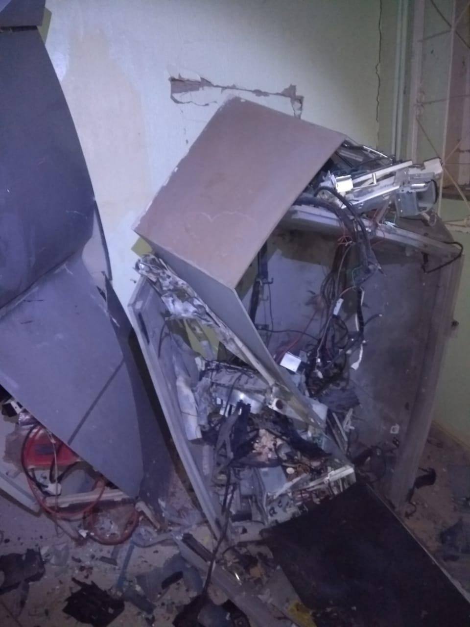 Quadrilha explode caixa eletrônico dentro da Câmara de Uruana de Minas