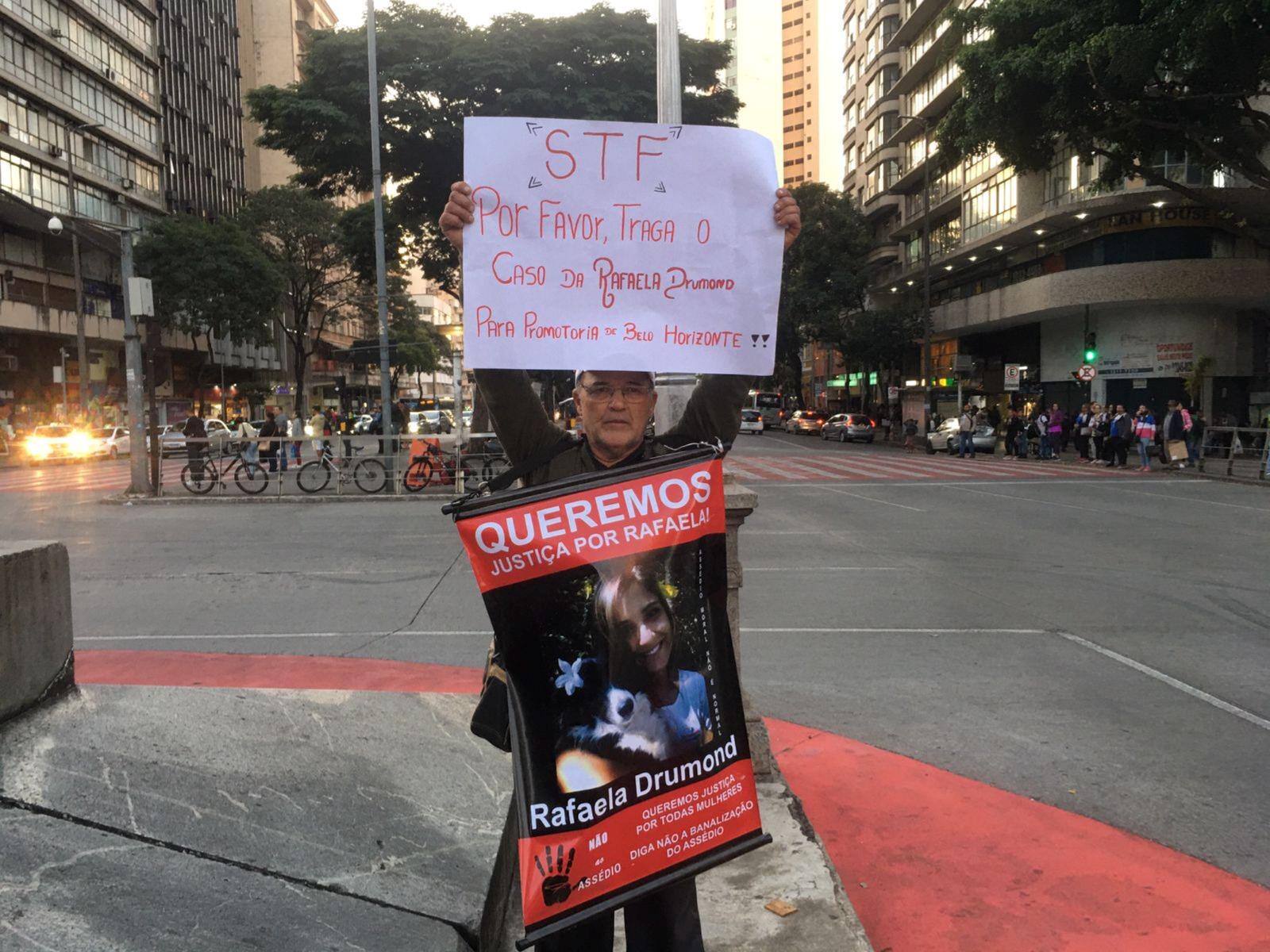 Imagem mostra Aldair Drumond segurando cartaz cobrando investigação
