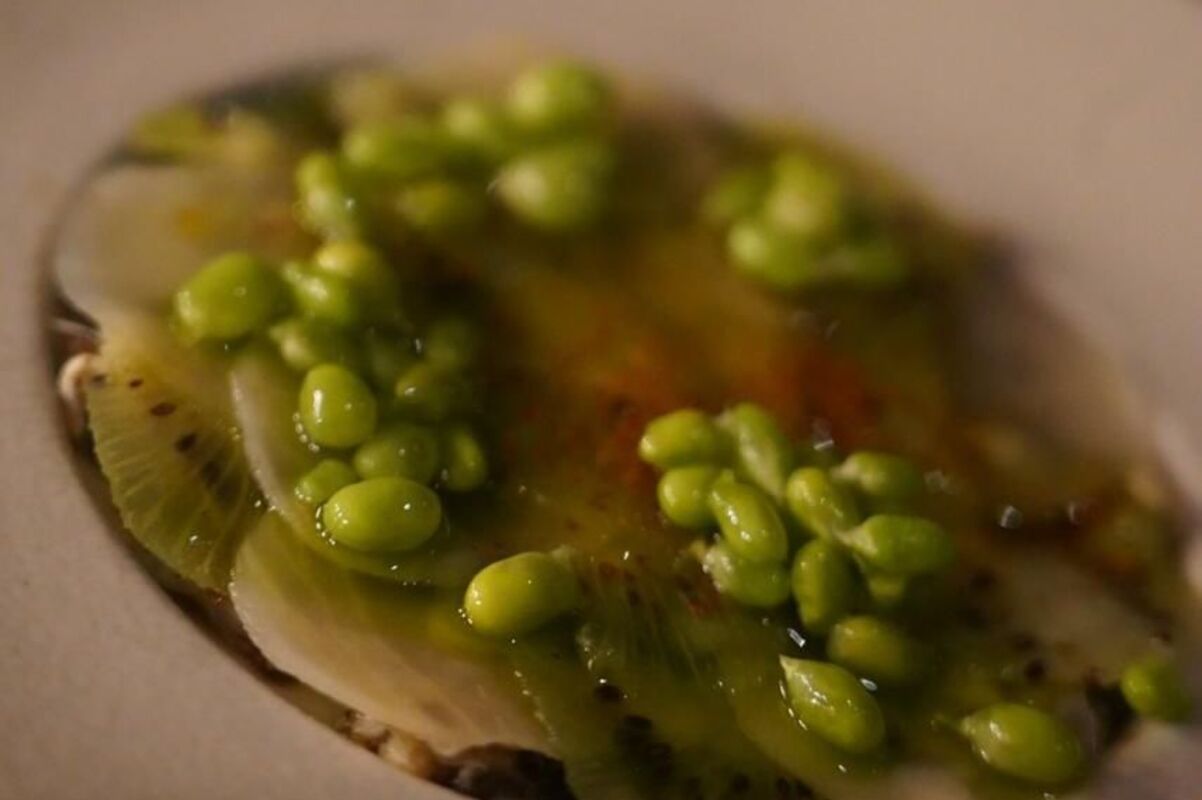 Caranguejo, lâminas de kiwi e guisantes: uma das etapas do menu-degustação do El Chato