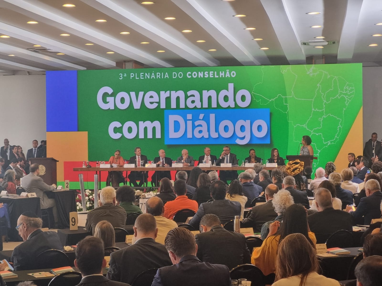 Presidente Lula e ministros durante reunião do 'Conselhão'