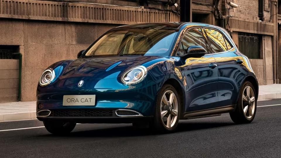 Dianteira do ORA Good Cat; faróis redondos são inspirados nos clássicos modelos da Porsche