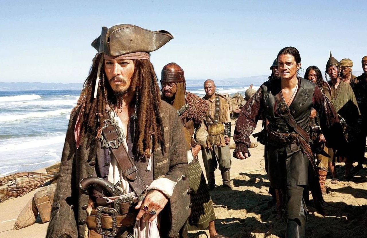 O ator Johnny Depp (esq.) interpreta o capitão Jack Sparrow em cena de 'Piratas do Caribe: No Fim do Mundo'