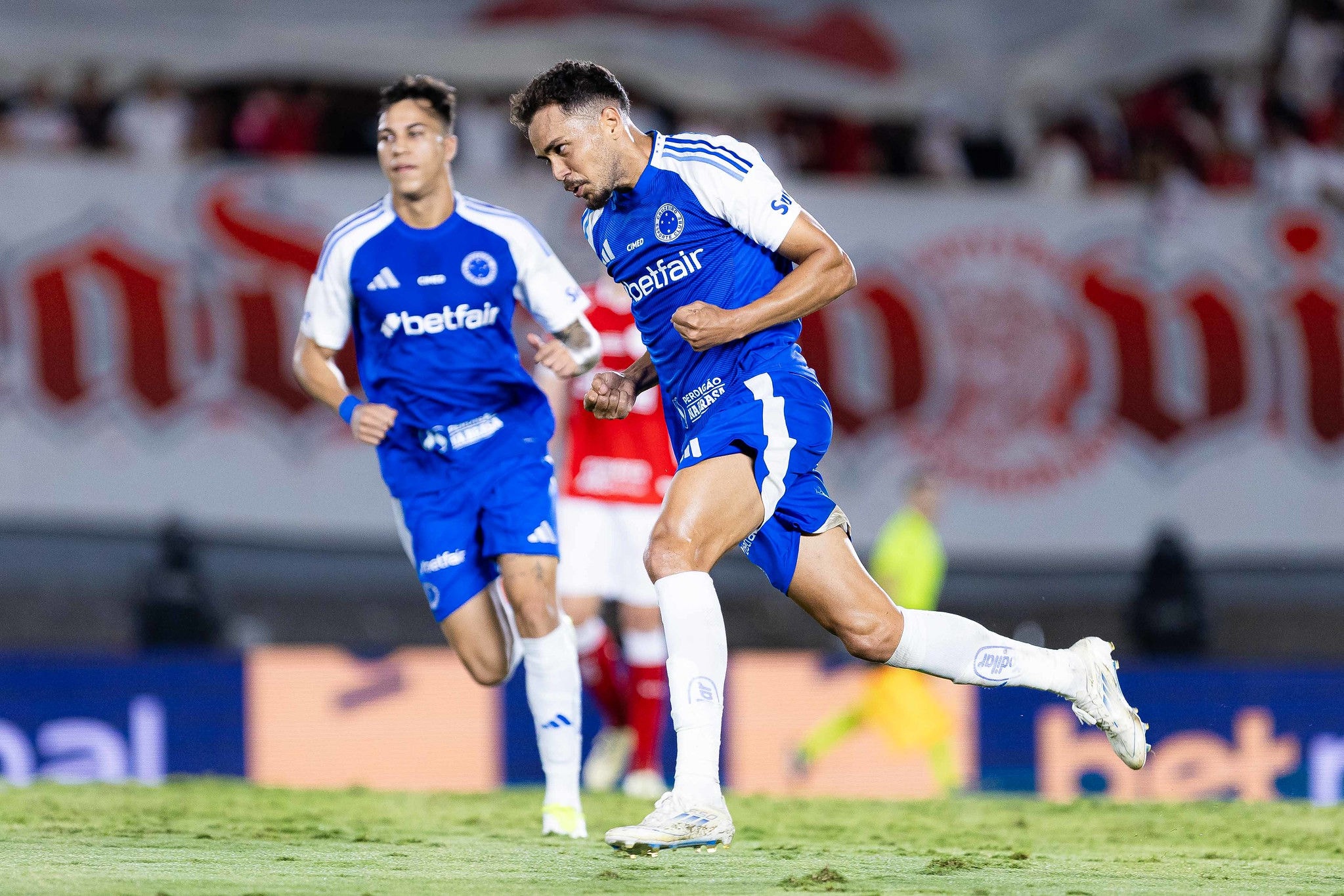 Eduardo e Kaio Jorge comemoram gol; dupla foi contratada pelo Cruzeiro já sob a gestão Pedro Lourenço