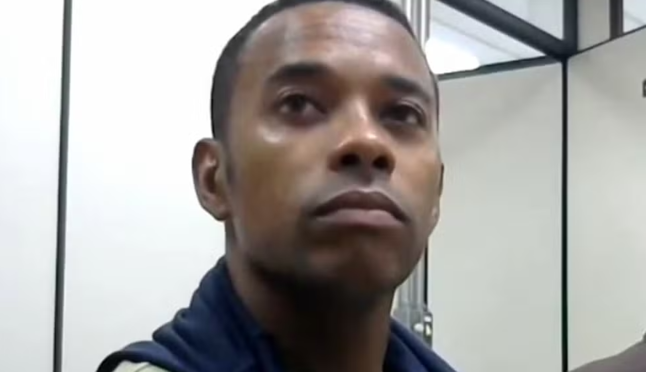 Robinho cumpre sentença de nove anos de prisão pelo crime de estupro coletivo, cometido na Itália, em 2013