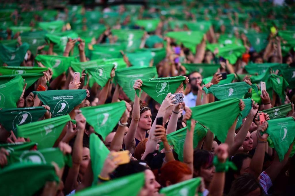 Milhares de mulheres seguram lenços verdes exigindo a descriminalização do aborto na Argentina