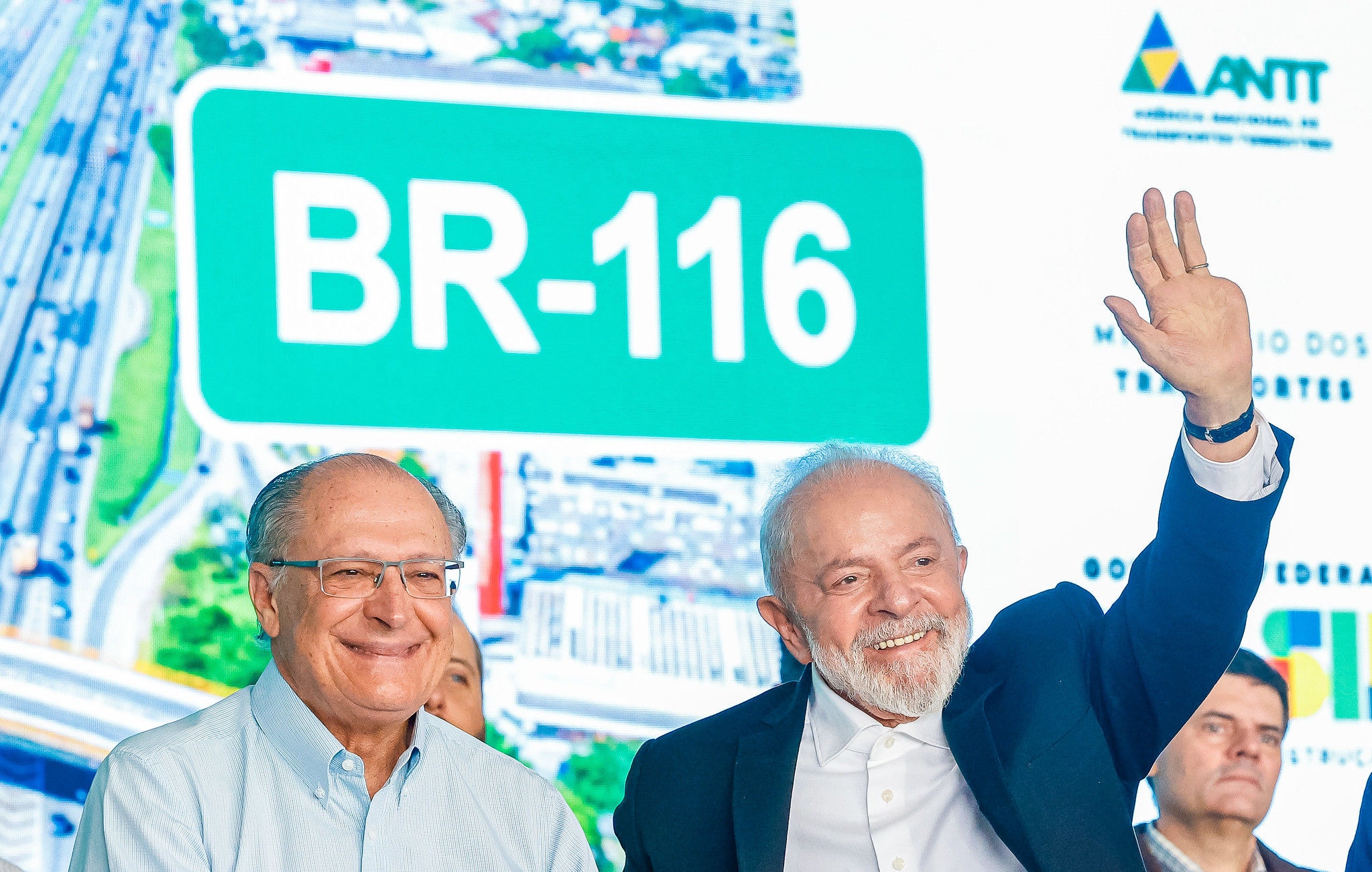 Alckmin e Lula durante a cerimônia de liberação das vias marginais no trevo de Bonsucesso e inauguração do trevo da Jacu-Pêssego, na Rodovia Presidente Dutra
