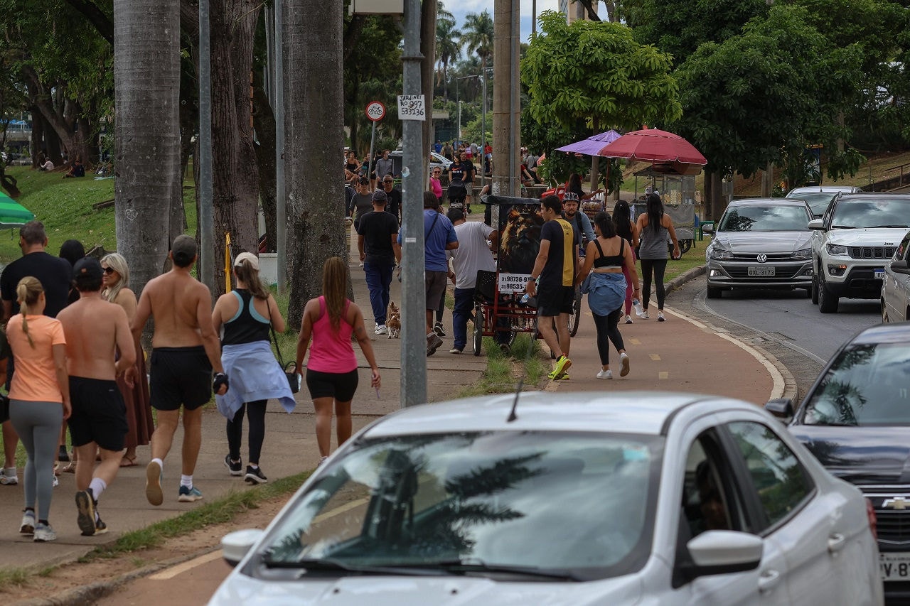 Nesta quinta (1º), dia do Trabalhador, reportagem flagrou diversas situações perigosas na orla da lagoa