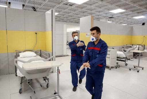 Trabalhadores iranianos montaram um hospital improvisado dentro do Iran Mall, a noroeste de Teerã