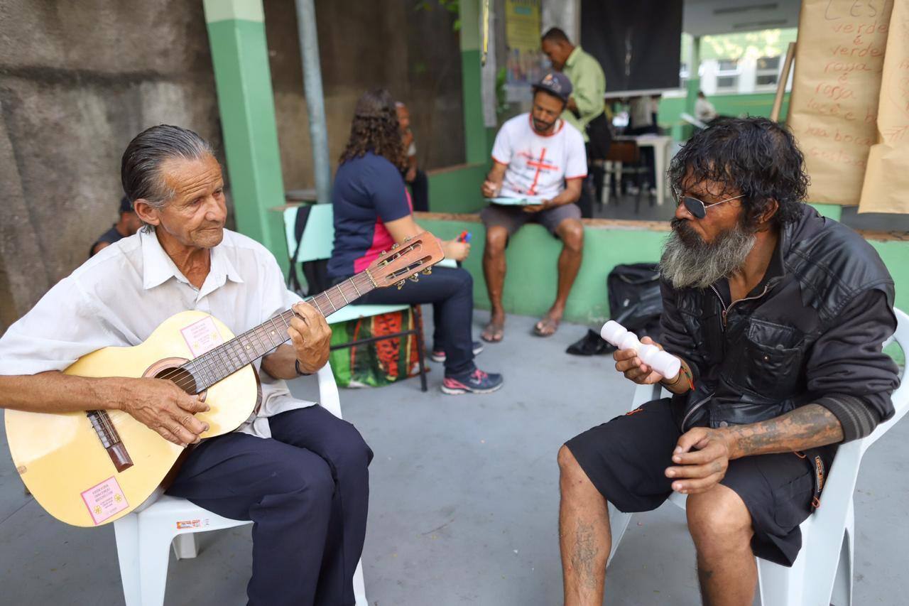 Rua Previdenciária leva roda de músicas, poemas e serviços públicos para pessoas em situação de rua