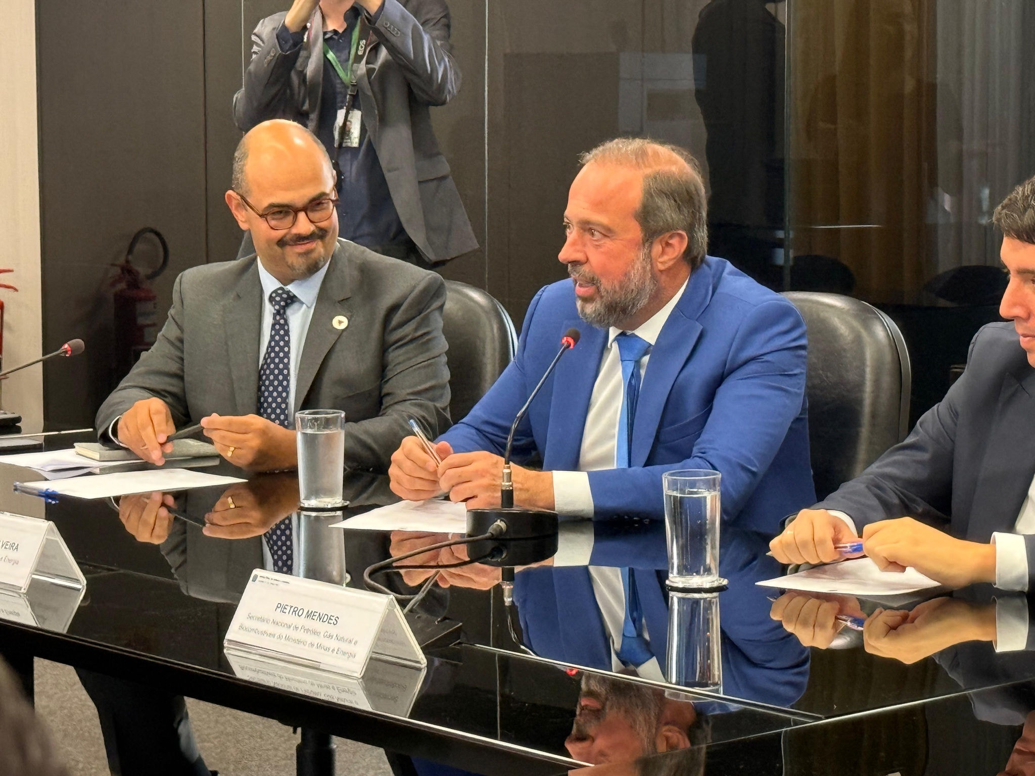 O vice-governador de Minas Gerais, Mateus Simões (Novo), ao lado do ministro das Minas e Energia, Alexandre Silveira (PSD) em Brasília nesta segunda-feira