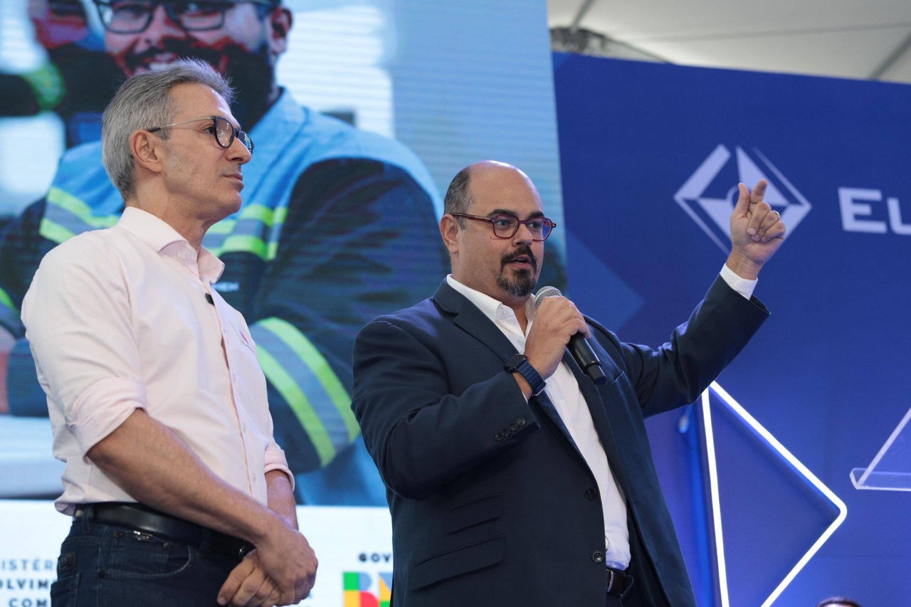 O governador Romeu Zema (Novo) e o vice Mateus Simões (Novo) durante a inauguração de uma planta industrial na Serra do Salitre, no Alto Paranaíba, que teve a presença do presidente Luiz Inácio Lula da Silva (PT)