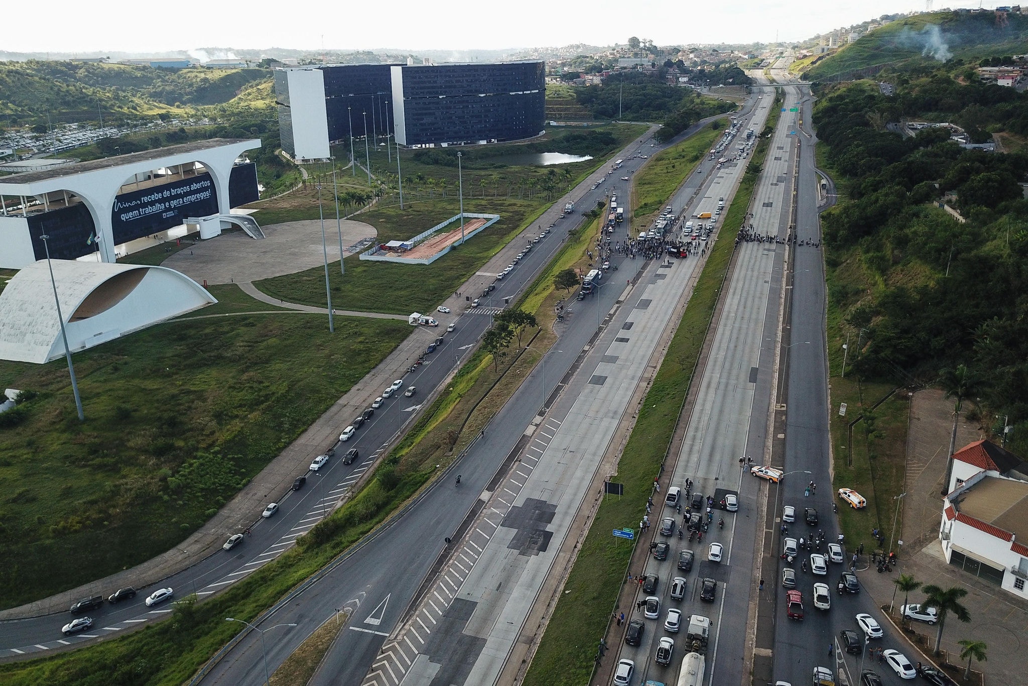 Manifestantes das forças de segurança fecham Linha Verde nos dois sentidos