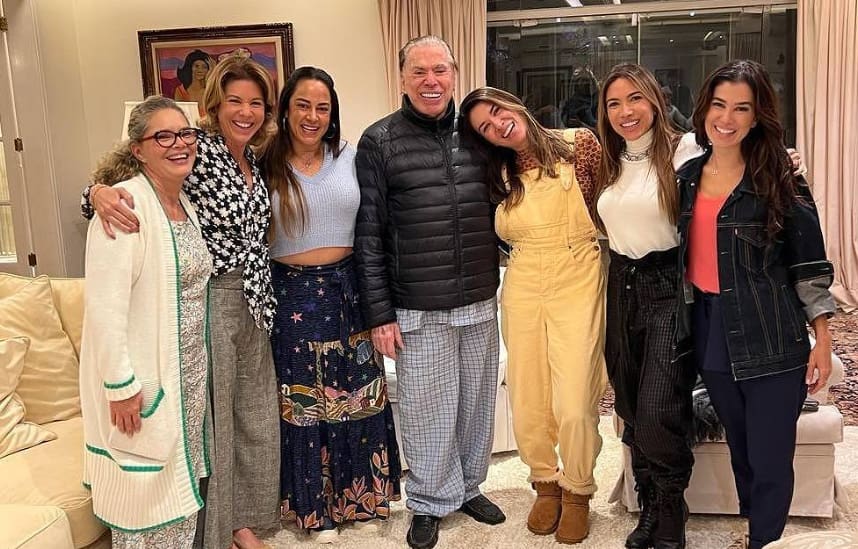 Silvio Santos posa de pijama ao lado das seis filhas