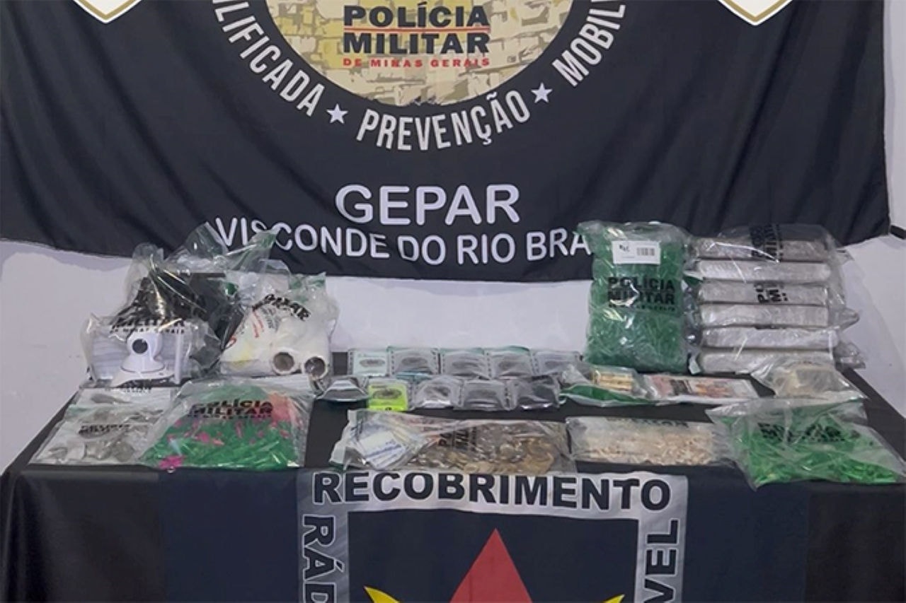Drogas e materiais utilizados para preparo e venda de entorpecentes foram apreendidos