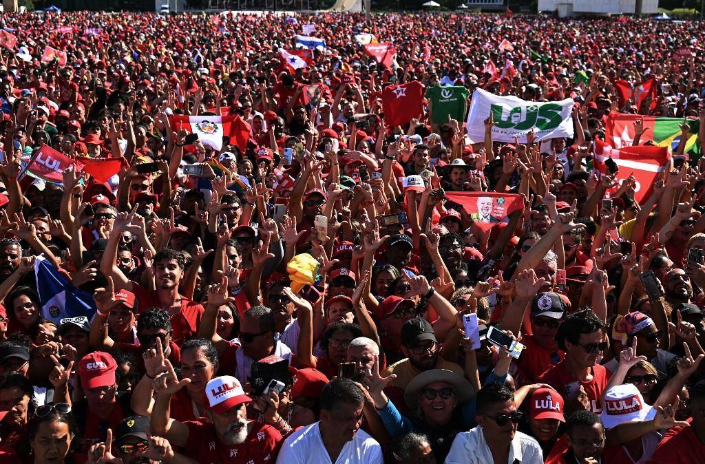 Multidão encheu a Praça dos Três Poderes e a Esplanada dos Ministérios neste domingo para acompanhar cerimônia e festa da posse Lula