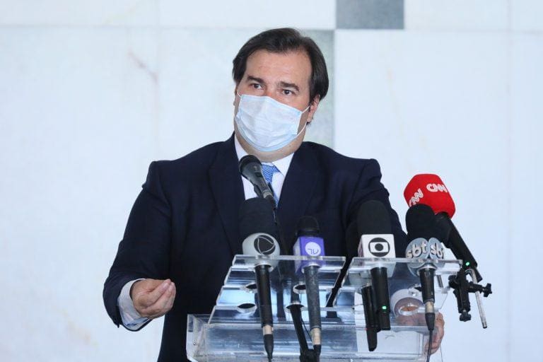 Rodrigo Maia de máscara
