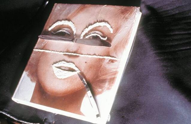 Intervenção com cocaína em imagem da atriz americana Marilyn Monroe feita por Hélio Oiticica e Neville d'Almeida, em 1973