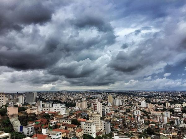 De acordo com o Instituto Nacional de Meteorologia (Inmet), os termômetros no começo deste sábado alcançam os 15°C, porém, o clima promete ficar quente e abafado