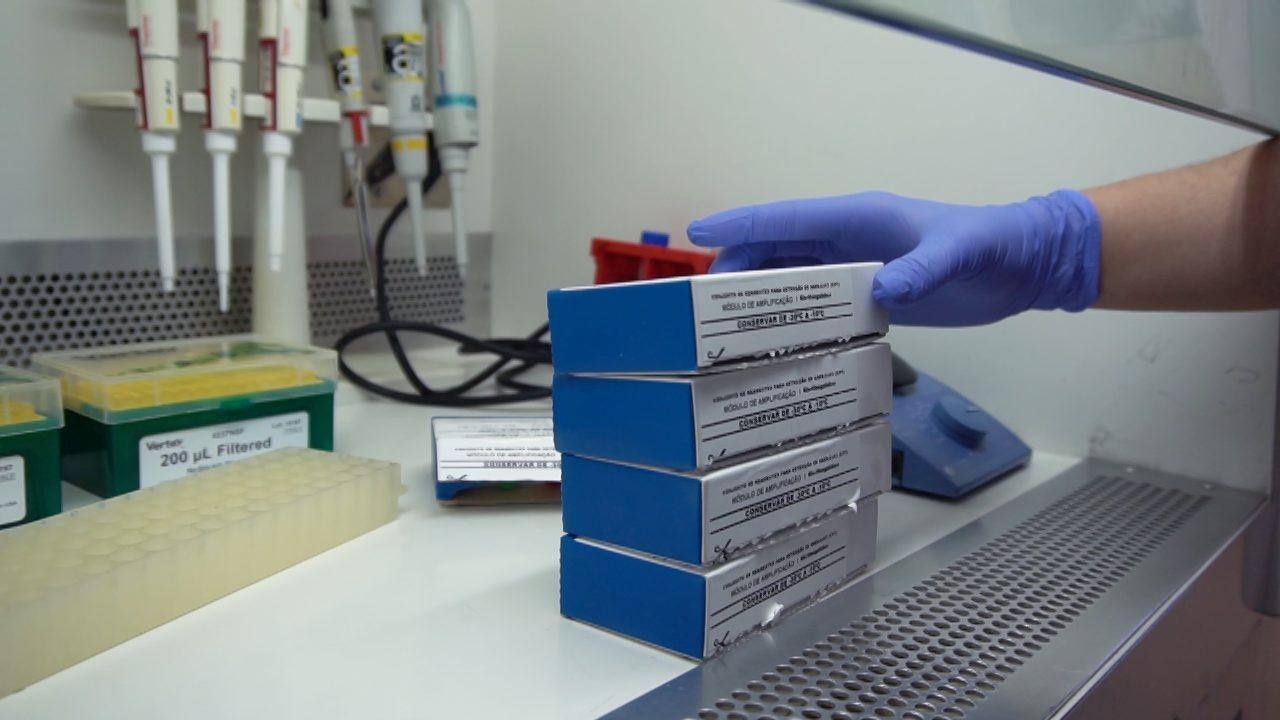 Laboratório da Fundação Ezequiel Dias (Funed) realiza os testes para a doença