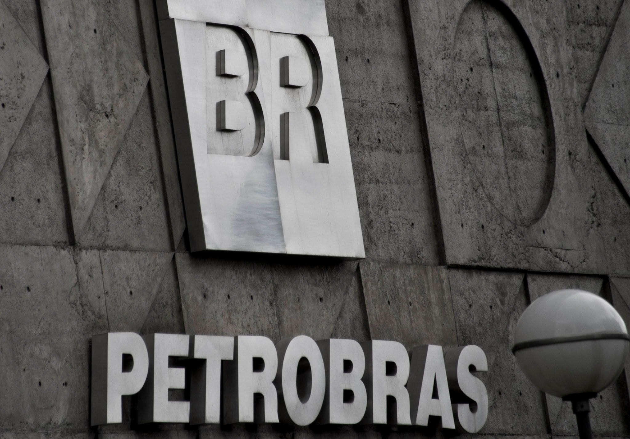 Petrobrás deve lançar em três meses pacote para venda de refinarias