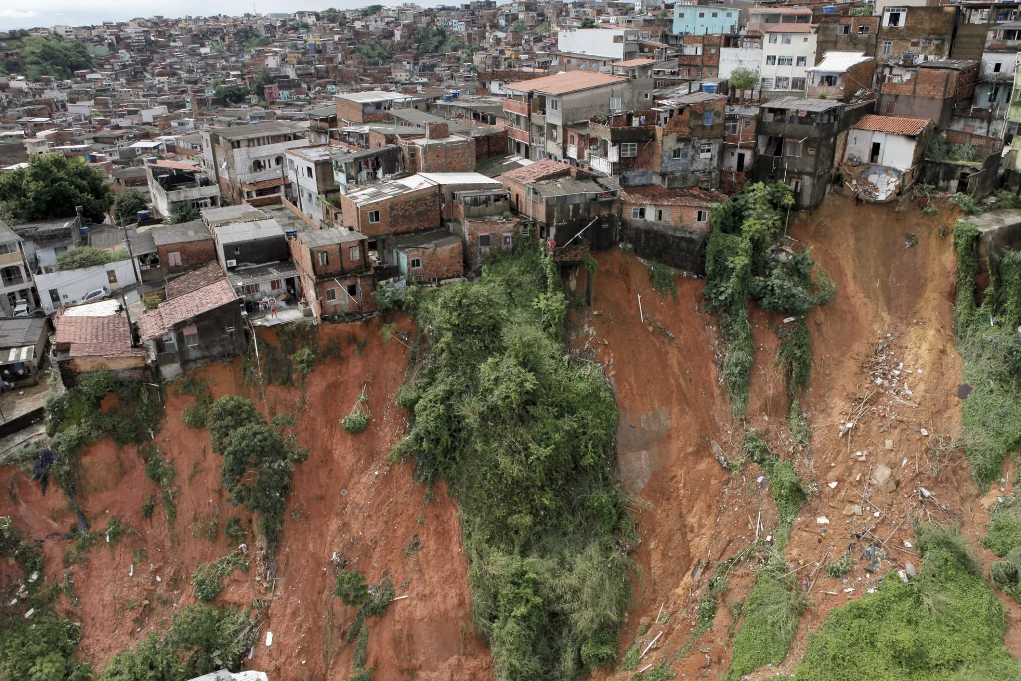 ⚠️ Salvador tem 6 comunidades em alerta extremo por deslizamento, diz Defesa Civil