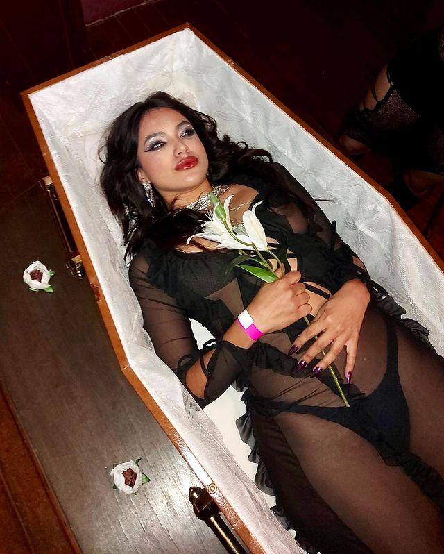 Deitada do caixão, jovem vê convidados celebrando aniversário dela em festa inusitada