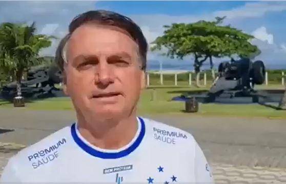 Bolsonaro, em SC, fala sobre partida de futebol que participará com cantores sertanejos