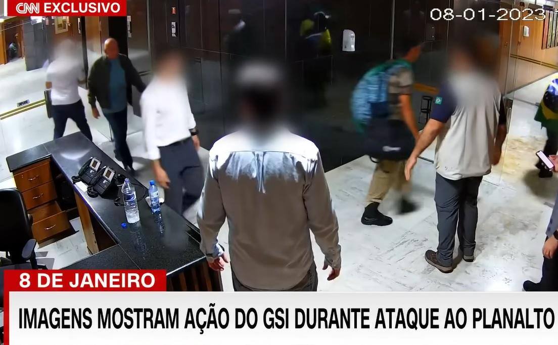 Imagens mostram general, de camiseta azul e jaqueta cinza, orientando manifestantes a saírem