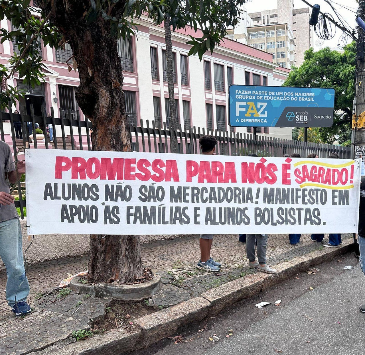 Na sexta-feira (27), pais e alunos fizeram uma manifestação contra o fim das bolsas