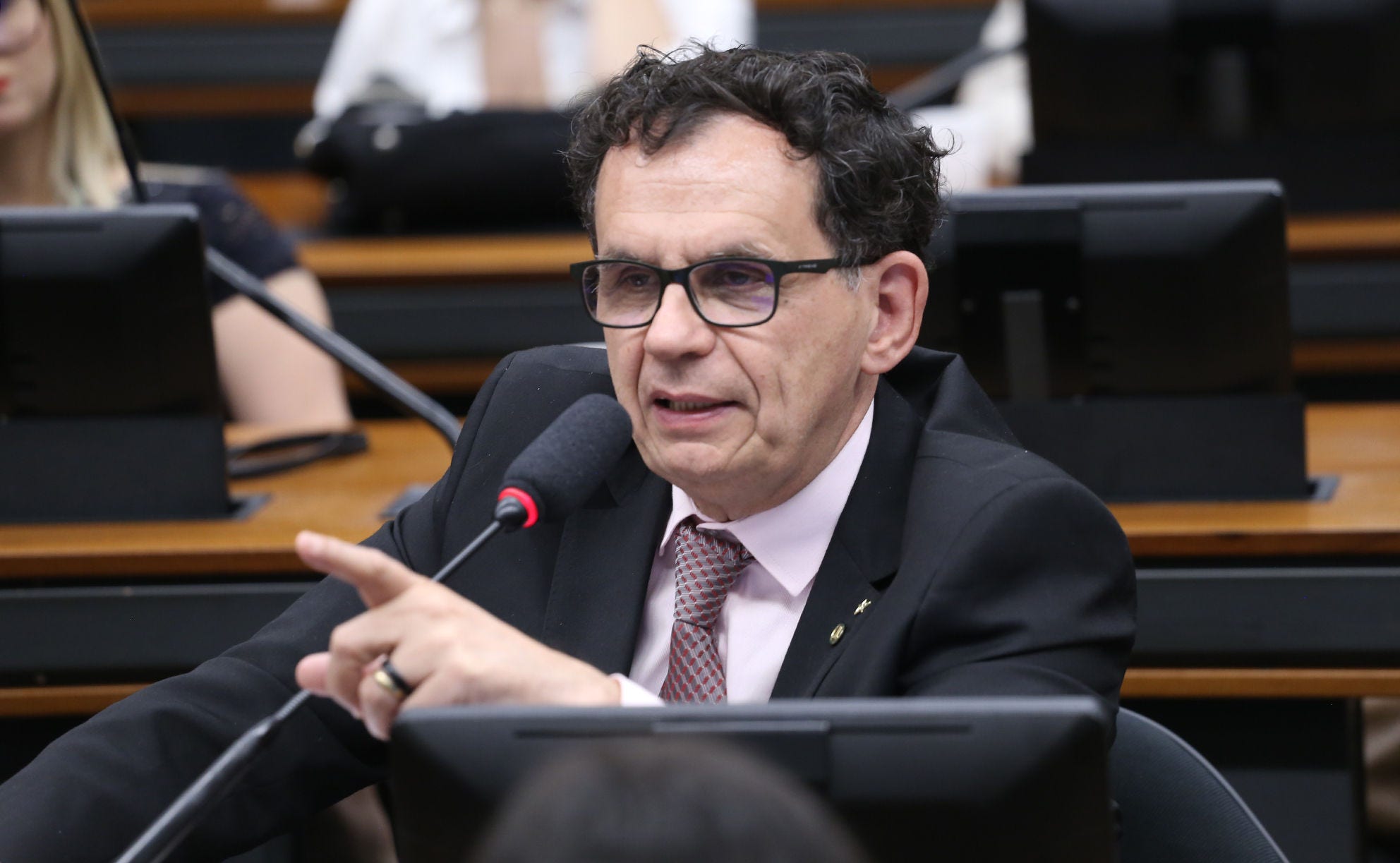 O ofício assinado pelo deputado federal Reimont (PT-RJ) ainda solicita a investigação de outros influenciadores que tenham a mesma conduta de Hytalo Santos
