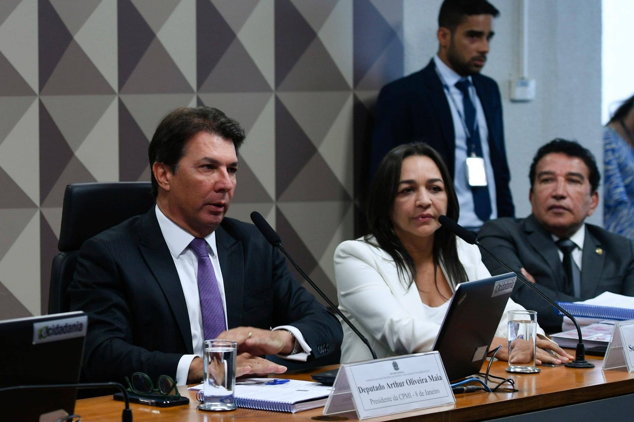 O presidente da CPMI do 8 de Janeiro, Arthur Maia; a relatora, Eliziane Gama; e o vice-presidente, Magno Malta