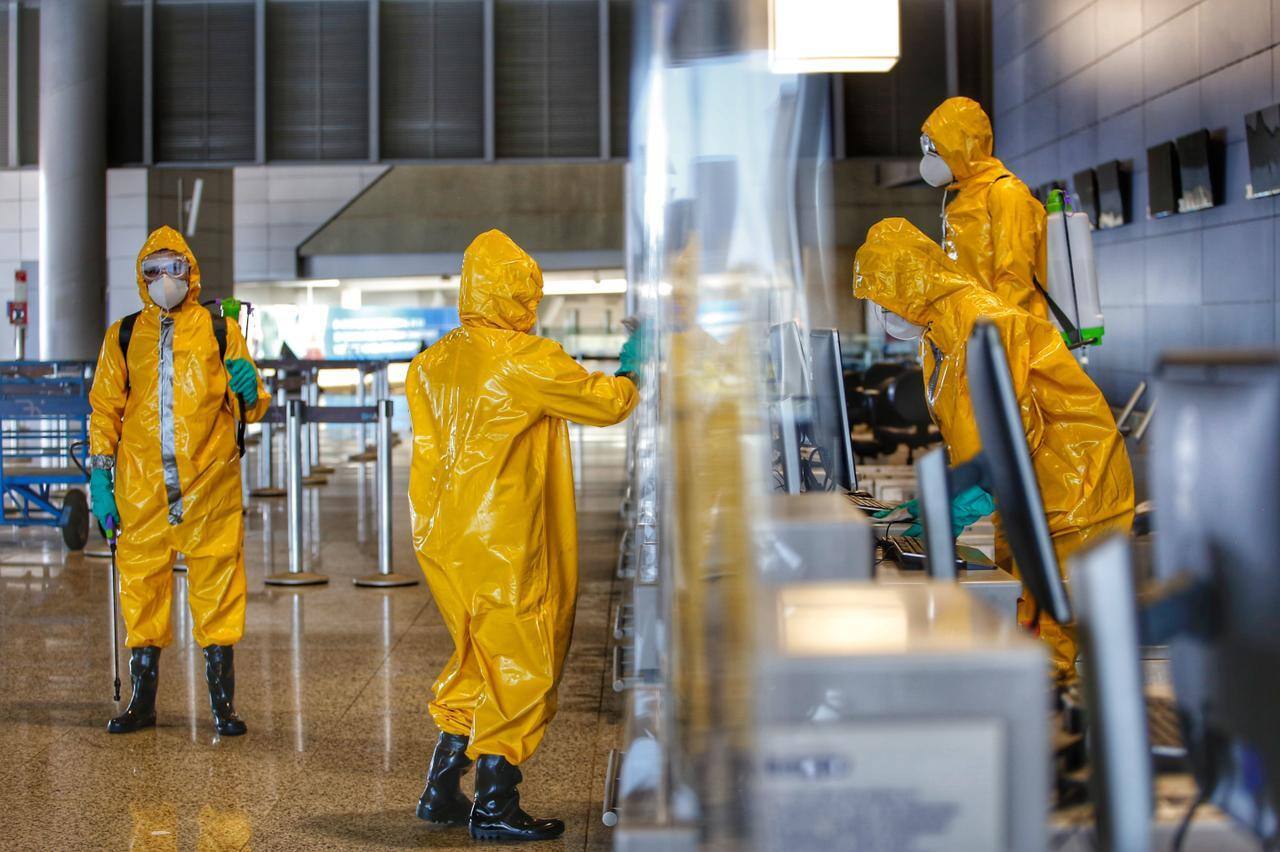 Covid: Exército treina funcionários do aeroporto de Confins para descontaminação
