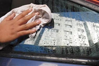 Atenção Além de lavar com mais frequência, aplicação de cera ajuda a preservar o automóvel