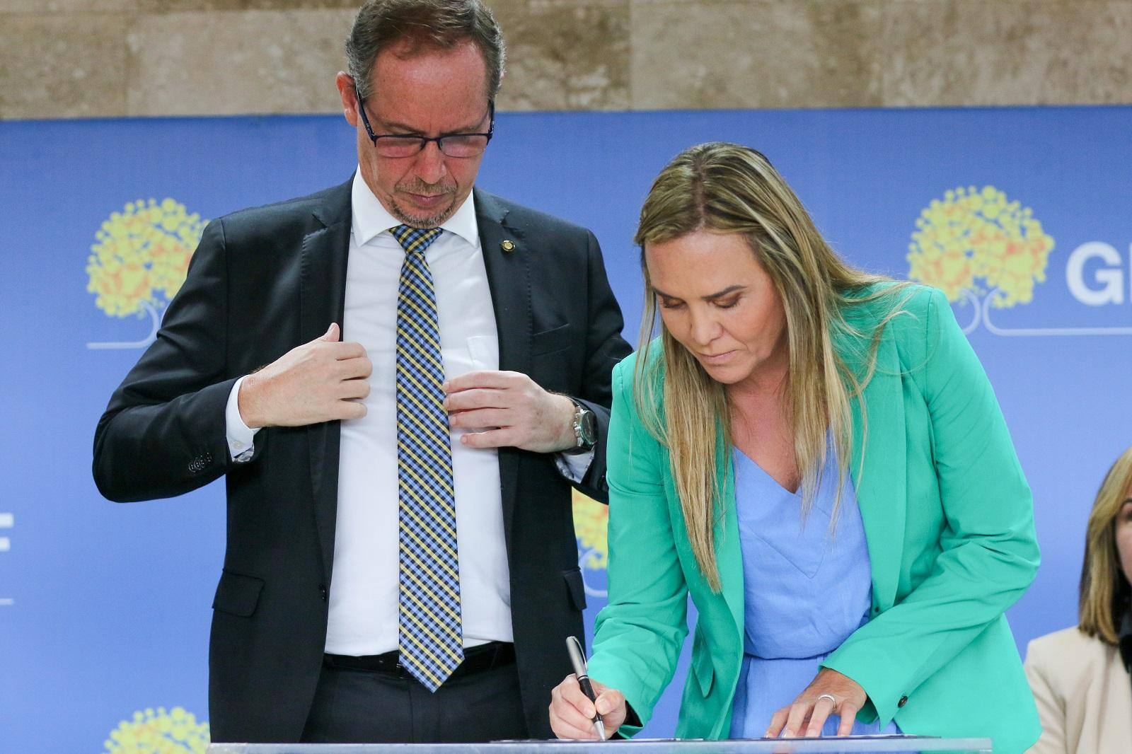 Ricardo Cappelli e Celina Leão na assinatura de plano de segurança para evento em 8 de janeiro