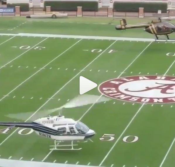 Universidade utiliza helicóptero para secar campo de futebol americano