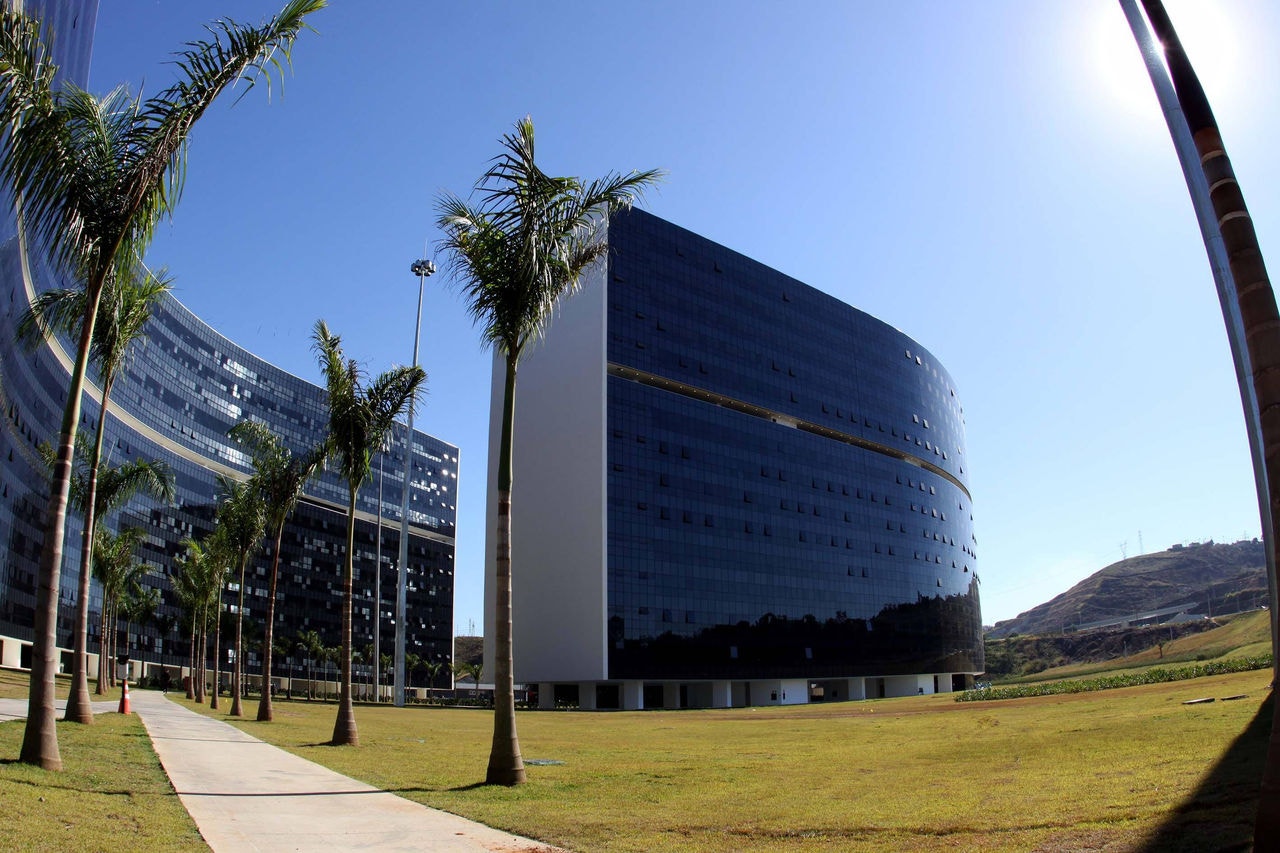 Governo de Minas usa queda de arrecadação para justificar necessidade de estudos para dar reajuste aos servidores
