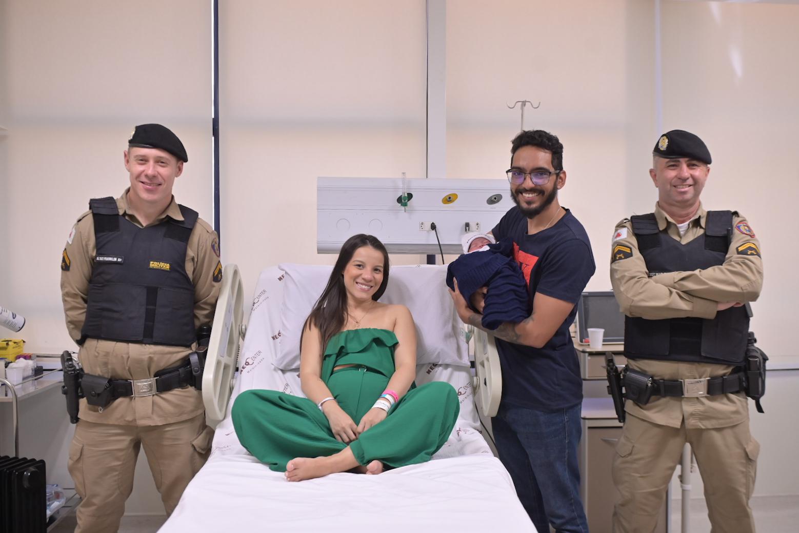 Após o parto, a família foi acompanhada dos policiais para um hospital em BH