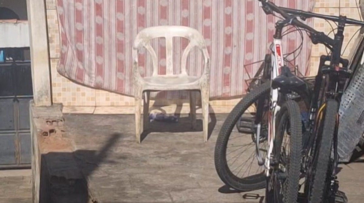 Cadeira foi colocada sobre o artefato para impedir o acesso até a chegada da equipe especializada do Bope
