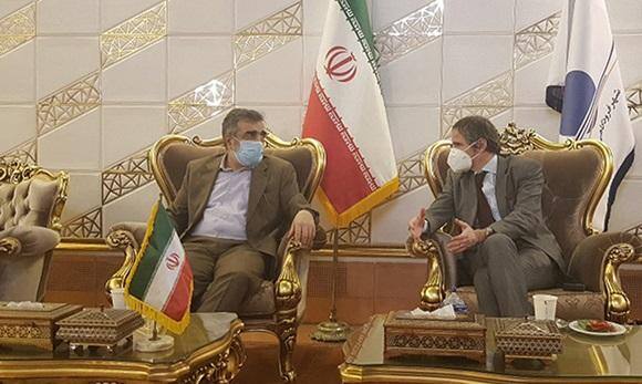 O diretor-geral da AIEA, Rafael Grossi, conversa com representante do governo iraniano