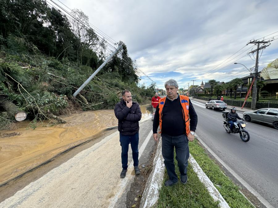 O prefeito de Gramado, Nestor Tissot, vistoria trabalhos de recuperação do município, nas áreas que foram atingidas pelas fortes chuvas que assolaram o Rio Grande do Sul