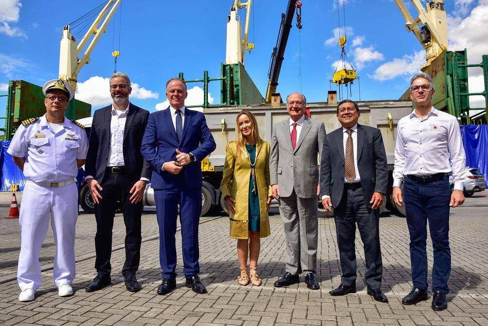 A CEO da Sigma Lithium com autoridades no primeiro embarque de lítio produzido no Vale do Jequitinhonha