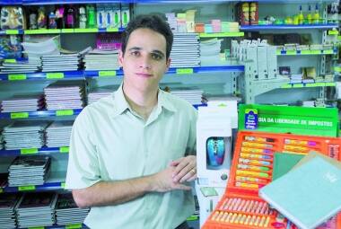 Adesão. Cristiano Consentino, dono de papelaria, vende hoje produtos mais baratos sem imposto