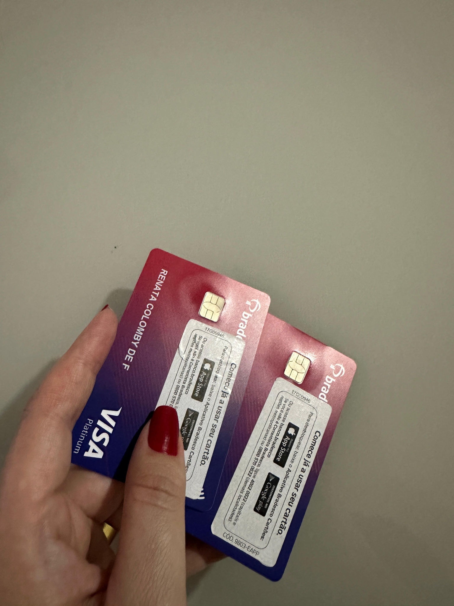 É possível ver que ambos os cartões estão com chip em alto relevo e amassado