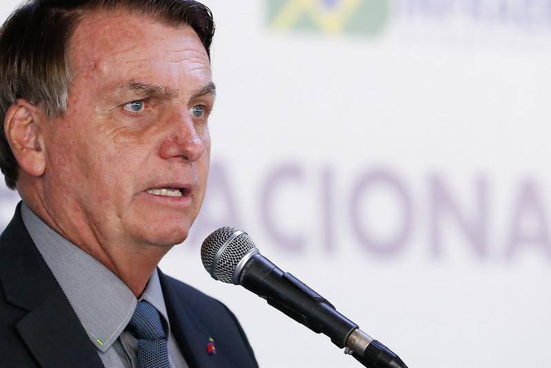 Bolsonaro vê falta de coragem e 'imprópria militância política' de Barroso