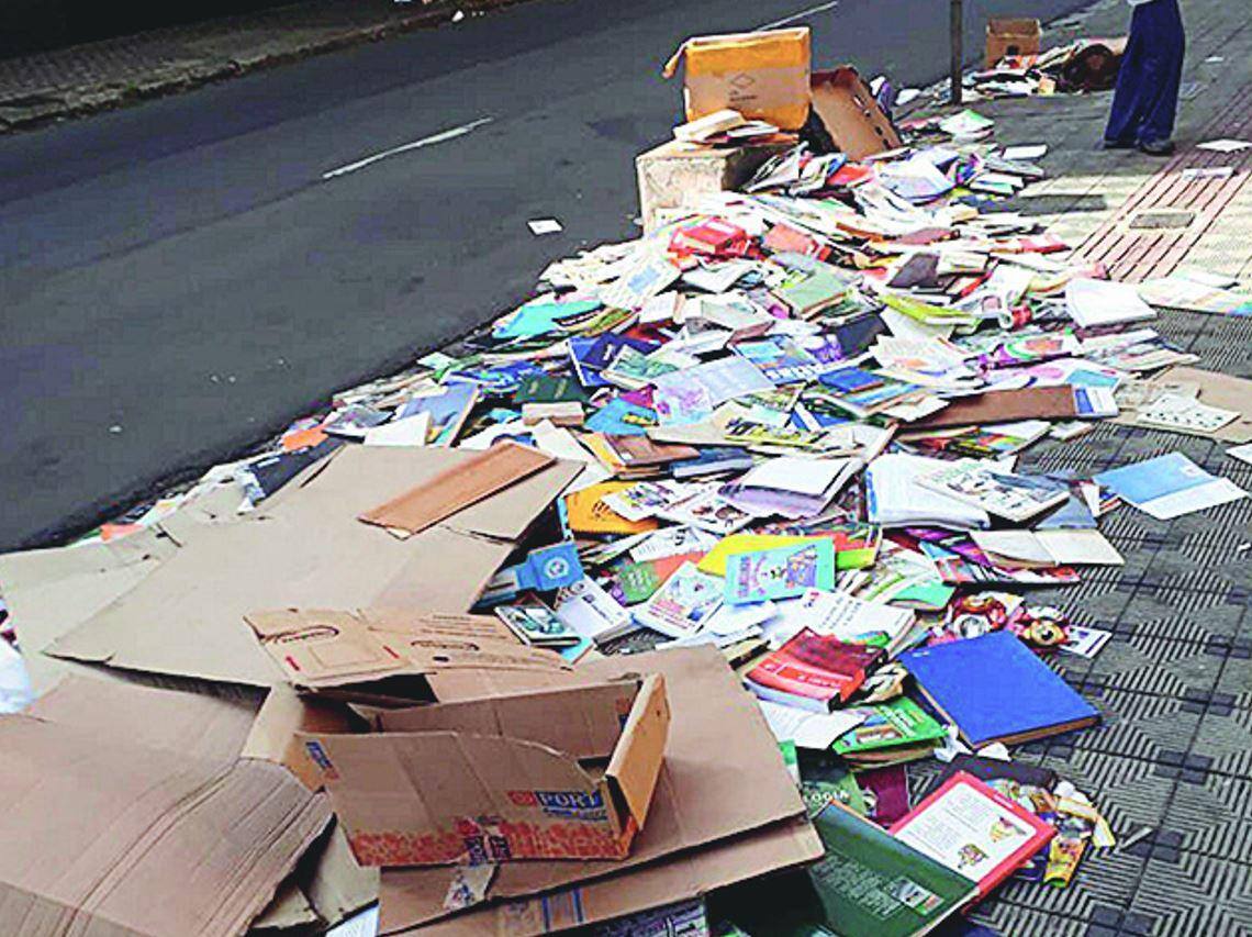 Ao todo, fiscais levaram 2000 exemplares de livros, diz Tavares