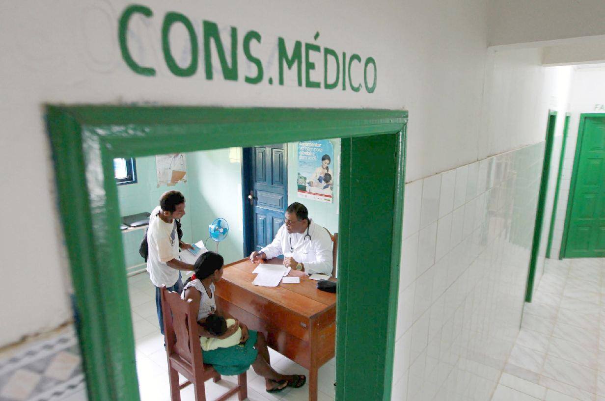 O Mais Médicos tem 28 mil vagas para profissionais da pares em 4.547 municípios, beneficiando 73 milhões de brasileiros, segundo o Ministério da Saúde