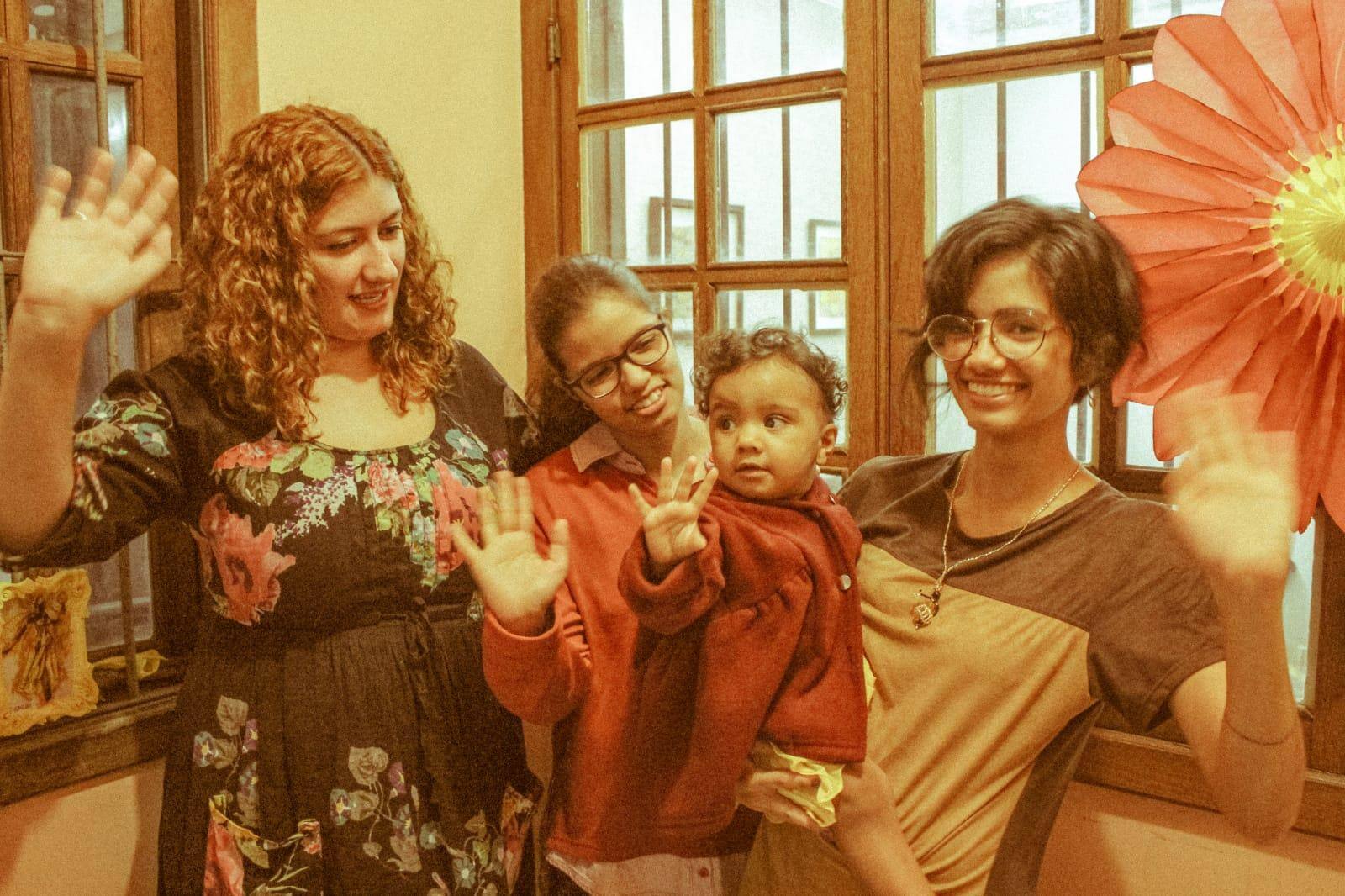 A doula e antropóloga Thaís Teles Rocha, a filha dela, Dandara Teles Rocha, e as irmãs dela, Raquel e Luciana