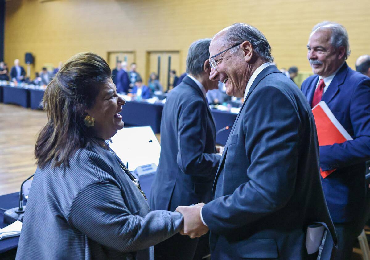 Ex-governador de São Paulo e vice de Lula, Geraldo Alckmin, cumprimenta a empresária Luiza Trajano